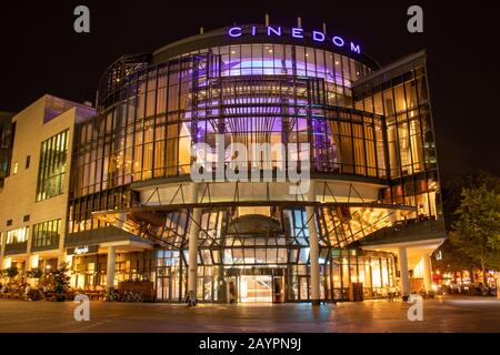 Cinedom edificio, Cinema a posizione Mediapark, ripresa notturna, Cologe, NRW Germania - 28 08 2019 Foto Stock
