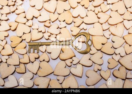 In stile retrò a forma di cuore sulla chiave cuori di legno Foto Stock