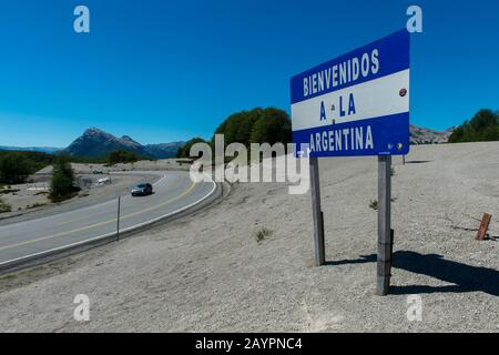 Cenere vulcanica dall'eruzione del Puyehue-Cordón Caulle del 2011 al Passo Cardenal Antonio Samoré, uno dei principali passi di montagna attraverso il so Foto Stock