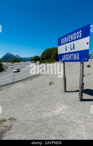 Cenere vulcanica dall'eruzione del Puyehue-Cordón Caulle del 2011 al Passo Cardenal Antonio Samoré, uno dei principali passi di montagna attraverso il so Foto Stock