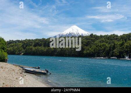 Vista sulla neve e sul ghiacciaio del vulcano Osorno, uno stratovulcano nel Cile meridionale, nel Parco Nazionale Vicente Perez Rosales, vicino a Puerto Varas e. Foto Stock