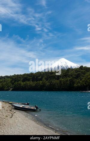 Vista sulla neve e sul ghiacciaio del vulcano Osorno, uno stratovulcano nel Cile meridionale, nel Parco Nazionale Vicente Perez Rosales, vicino a Puerto Varas e. Foto Stock