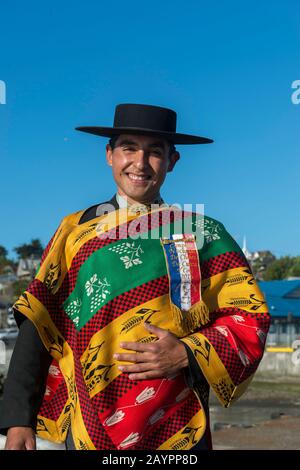 Il campione Nazionale della Cueca danza in costume tradizionale al porto di Ancud sull'isola di Chiloe, Cile. Foto Stock