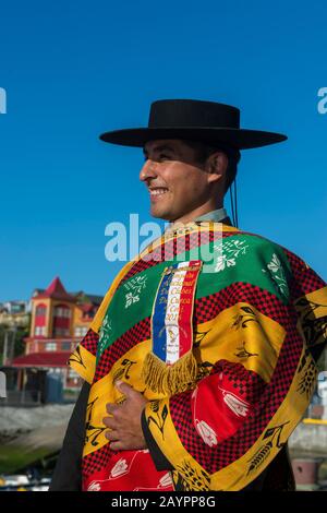 Il campione Nazionale della Cueca danza in costume tradizionale al porto di Ancud sull'isola di Chiloe, Cile. Foto Stock