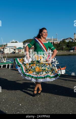 Il campione Nazionale della Cueca danza in costume tradizionale al porto di Ancud sull'isola di Chiloe, Cile. Foto Stock