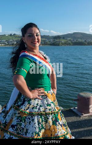 Il campione Nazionale della Cueca danza in costume tradizionale al porto di Ancud sull'isola di Chiloe, Cile. Foto Stock