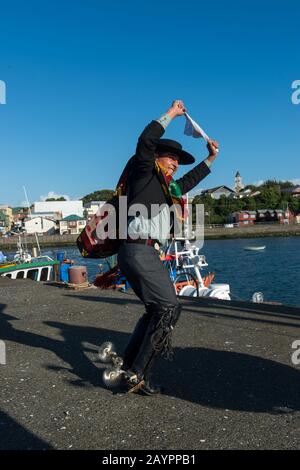 Il campione Nazionale della Cueca danza in costume tradizionale al porto di Ancud sull'isola di Chiloe, Cile. Foto Stock