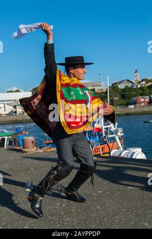 Il campione Nazionale della Cueca danza in costume tradizionale al porto di Ancud sull'isola di Chiloe, Cile. Foto Stock