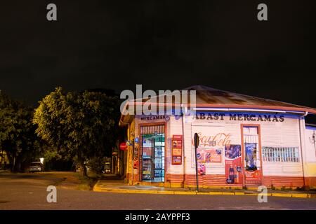 Pulperia Tipico e vecchio negozio di alimentari in un quartiere di Costa Rica. Aranjuez, San Jose Foto Stock
