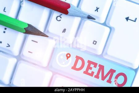 Scrittura a mano concettuale che mostra la demo. Concetto significato dimostrazione di tecniche e capacità di un prodotto riunione pubblica Foto Stock