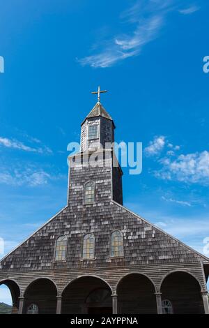 La Chiesa di legno di Santa María de Loreto de Achao (costruita nel 1730), patrimonio dell'umanità dell'UNESCO sull'isola di Quinchao, l'isola di Chiloe nel sud Foto Stock