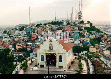 Chiesa in cima alla collina di Santa Ana, una delle principali attrazioni di Guayaqil, Ecuador - giugno, 2019 Foto Stock