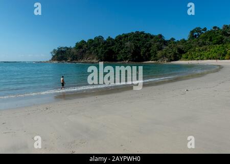 Turisti su una spiaggia al Parco Nazionale Manuel Antonio in Costa Rica. Foto Stock