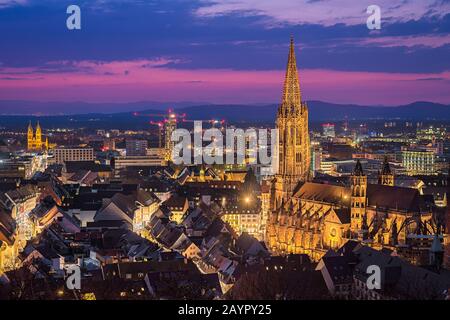 Skyline notturno di Friburgo in Breisgau, Germania Foto Stock