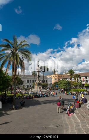 La Plaza Grande (formalmente conosciuta come Plaza de la Independencia) nel centro storico (Patrimonio dell'Umanità dell'UNESCO) della città di Quito, Ecuador. Foto Stock