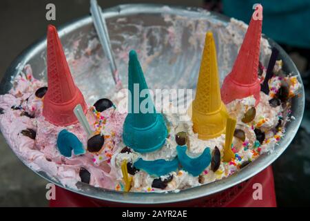 Street scene con meringue in vendita in un piccolo villaggio vicino alla città di Otavalo negli altopiani dell'Ecuador vicino Quito. Foto Stock