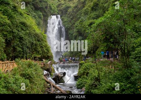 Persone alla cascata di Peguche vicino alla città di Otavalo nelle alture dell'Ecuador vicino Quito. Foto Stock