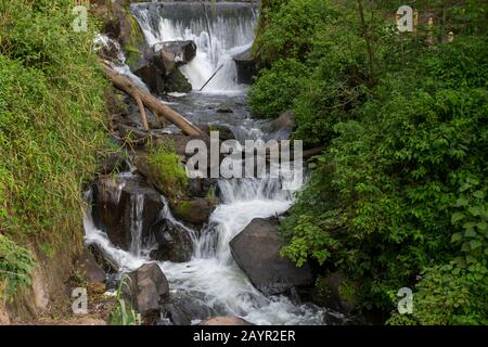 La cascata di Peguche vicino alla città di Otavalo nelle alture dell'Ecuador vicino Quito. Foto Stock