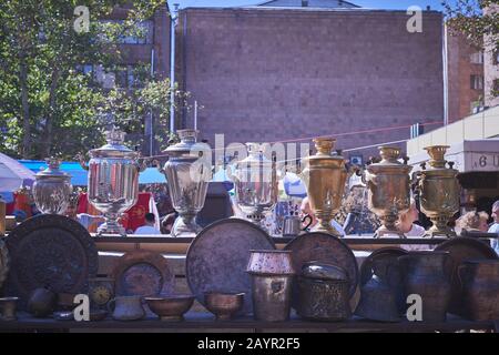 Yerevan, Armenia 13 ottobre 2019: Artigianato armeno sul mercato Foto Stock