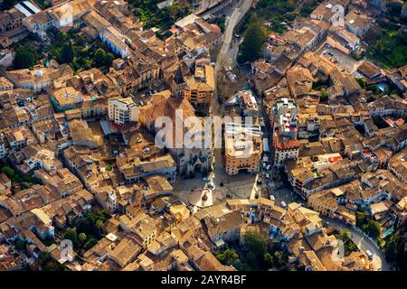 Città vecchia di Sóller con chiesa di San Bartolomeo, 04.01.2020, vista aerea, Spagna, Isole Baleari, Maiorca, Soller Foto Stock