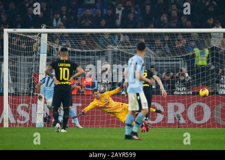 Roma, Italia. 16th Feb, 2020. Ciro Immobile del Lazio segna durante la Serie Italiana UNA partita di calcio tra SS Lazio e Inter Milan allo stadio Olimpico Credit: Ciro De Luca/ZUMA Wire/Alamy Live News Foto Stock