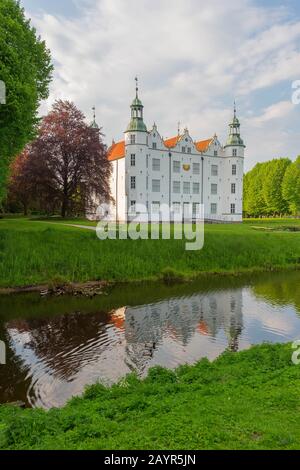 Castel Ahrensburg e giardini del palazzo, Germania, Schleswig-Holstein Foto Stock