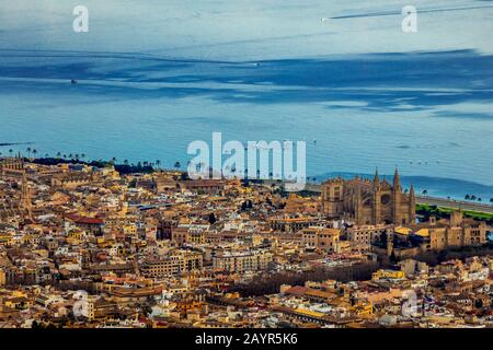 Città vecchia di Palme con la Cattedrale di Palma, 01,2020, vista aerea, Spagna, Isole Baleari, Maiorca, Palma Foto Stock