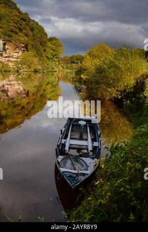 Pesca in barca da pesca su parte di Tillmouth battere sul fiume Tweed, Northumberland, Inghilterra Foto Stock