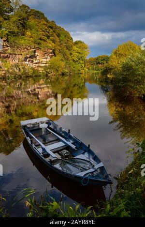 Pesca in barca da pesca su parte di Tillmouth battere sul fiume Tweed, Northumberland, Inghilterra Foto Stock