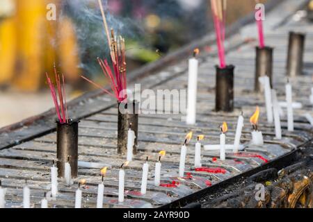 Offerte di candele e incenso alla pagoda Shwedagon di 2.500 anni a Yangon (Rangoon), la città più grande in Myanmar. Foto Stock