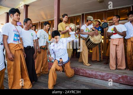 La vittoria della tradizionale gara di canottaggio delle gambe sta facendo una danza vittoria sul lago Inle in Myanmar. Foto Stock