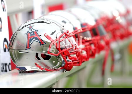 Houston, Texas, Stati Uniti. 16th Feb, 2020. Un set di caschi Houston Roughnecks poggiano sul banco prima del gioco di stagione regolare XFL contro i Battlehawks di St. Louis al TDECU Stadium di Houston, TX, il 16 febbraio 2020. Credito: Erik Williams/Zuma Wire/Alamy Live News Foto Stock