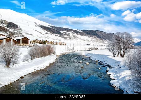 Zouz vicino a St. Moritz è un bellissimo villaggio nella zona degli sport invernali del cantone svizzero dei Grigioni, Svizzera Foto Stock