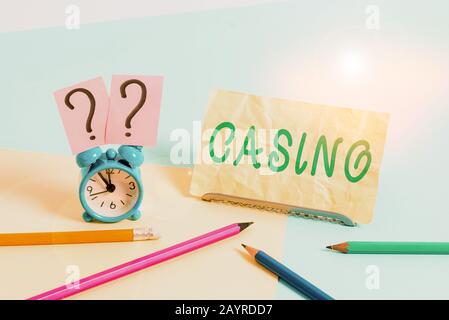 Testo di scrittura di parola Casino. Foto d'affari che mostra un edificio in cui giochi, specialmente roulette e giochi di carte, sono giocati Mini orologio sveglia dimensioni accanto Foto Stock