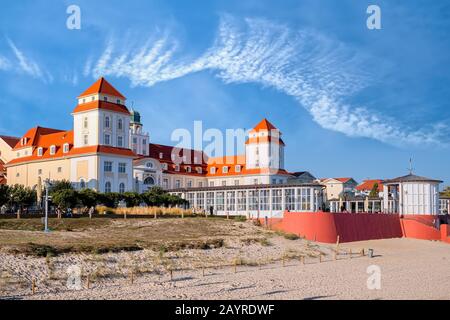 Rügen, Germania, 10/07/2018: Passeggiata in spiaggia di Rügen-Binz in una giornata di sole con casa termale sullo sfondo Foto Stock