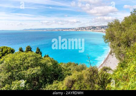 Vista sul mare e sulla città della costa della Costa Azzurra dalla terrazza che si affaccia sulla Baia degli Angeli sulla collina del Castello di Nizza, Francia. Foto Stock