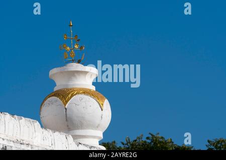 Dettaglio di un'urna decorativa in una delle numerose pagode accanto alla Pagoda Sone Oo Pone Nya Shin sulla collina di Sagaing a Sagaing, una città al di fuori di Manda Foto Stock