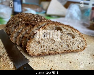 Pane integrale seminato biologico appena sfornato e tagliato. Foto Stock