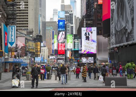 Guardando A Nord In Times Square, Manhattan, New York City. Foto Stock
