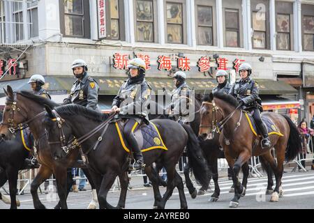 Gli ufficiali NYPD conducono la Chinese New Year Parade a Chinatown lungo East Broadway sul Lower Easty Side di Manhattan, New York City. Foto Stock