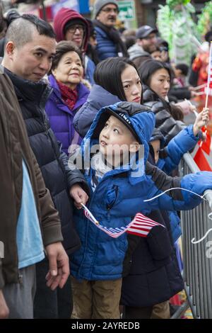 La Chinese New Year Parade ha accolto nell'anno della Rat nel 2020 in direzione di East Broadway e su Eldridge Street a Chinatown a New York City. Foto Stock