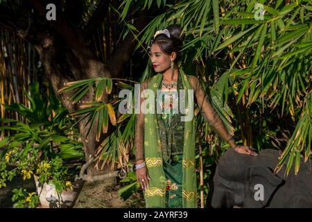 Un modello sparare al Rupar Mandalar Resort a Mandalay, Myanmar, con un modello che indossa il costume della Dinastia Conboung. Foto Stock