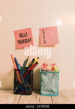 Nota di scrittura che mostra Ciao Giovedi. Concetto di business per il saluto utilizzato per dare il benvenuto il giorno dopo mercoledì Due note rosa Sticky sul muro matita po Foto Stock