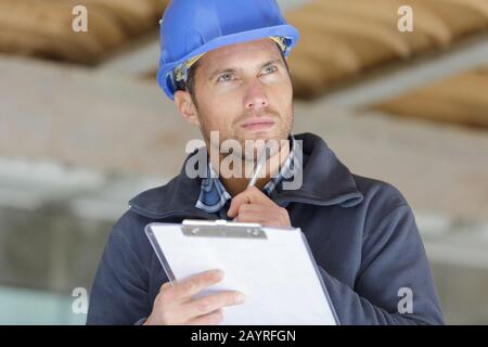 Ritratto di operaio la preparazione di stima per il lavoro a casa Foto Stock