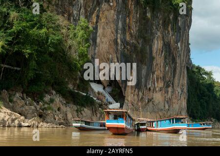 Vista delle escursioni in barca presso la Grotta Pak Ou sul fiume Mekong vicino a Luang Prabang nel Laos centrale. Foto Stock