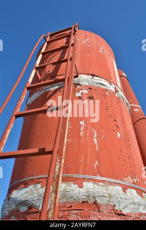 Azienda agricola standpipe per irrigare la produzione alimentare di acqua nella valle centrale di San Joaquin della California durante la siccità che è in corso la crisi di riscaldamento globale Foto Stock