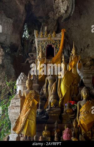 Migliaia di statue di Buddha si trovano nel Tham Ting (grotta inferiore) delle Grotte di Pak Ou, situato in una montagna calcarea sopra il fiume Mekong vicino a Luang Foto Stock