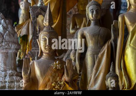 Migliaia di statue di Buddha si trovano nel Tham Ting (grotta inferiore) delle Grotte di Pak Ou, situato in una montagna calcarea sopra il fiume Mekong vicino a Luang Foto Stock