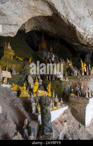 Migliaia di statue di Buddha si trovano nel Tham Ting (grotta inferiore) delle Grotte di Pak Ou, situato in una montagna calcarea sopra il fiume Mekong vicino a Luang Foto Stock