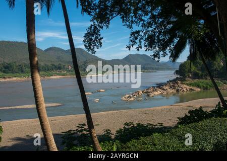 Vista della confluenza dei fiumi Nam Khan e Mekong a Luang Prabang nel Laos centrale. Foto Stock